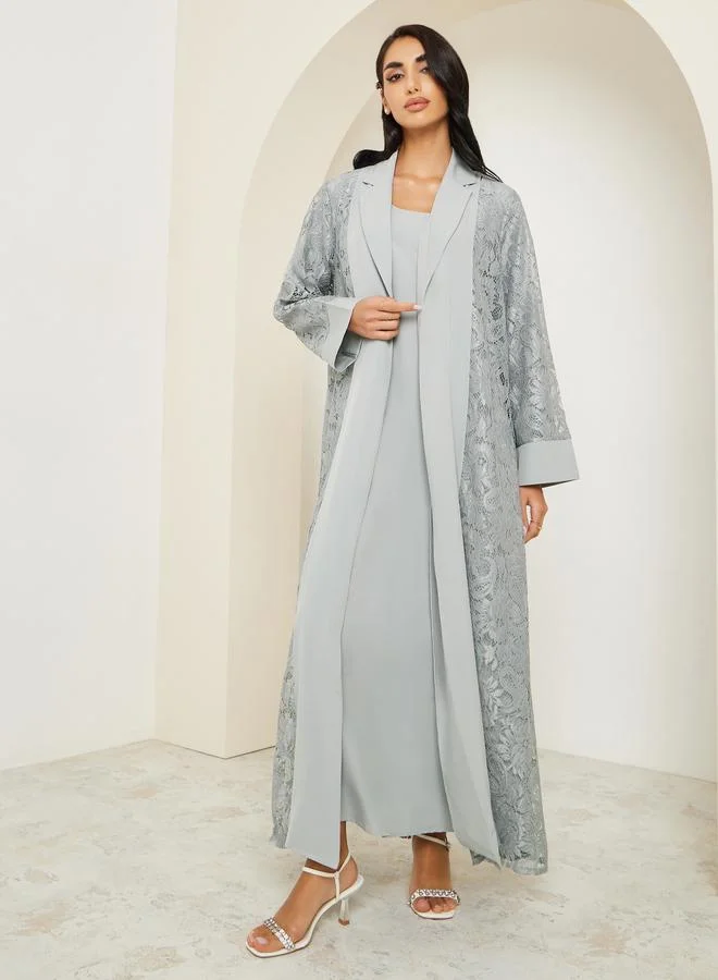 أميرة مجموعة من عباية وفستان محتشم مع تفاصيل دانتيل